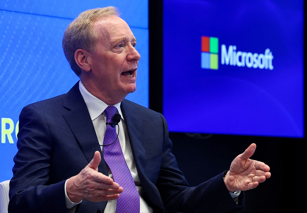 Σμιθ (Microsoft): Η τεχνητή νοημοσύνη ελέγχεται λιγότερο κι από το… γάλα