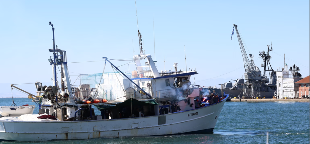 Αλιείς: Συμβολικός αποκλεισμός του λιμανιού της Θεσσαλονίκης – Τι ζητούν