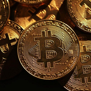 Bitcoin: Σκαρφάλωσε πάνω από 82.000 δολ΄.