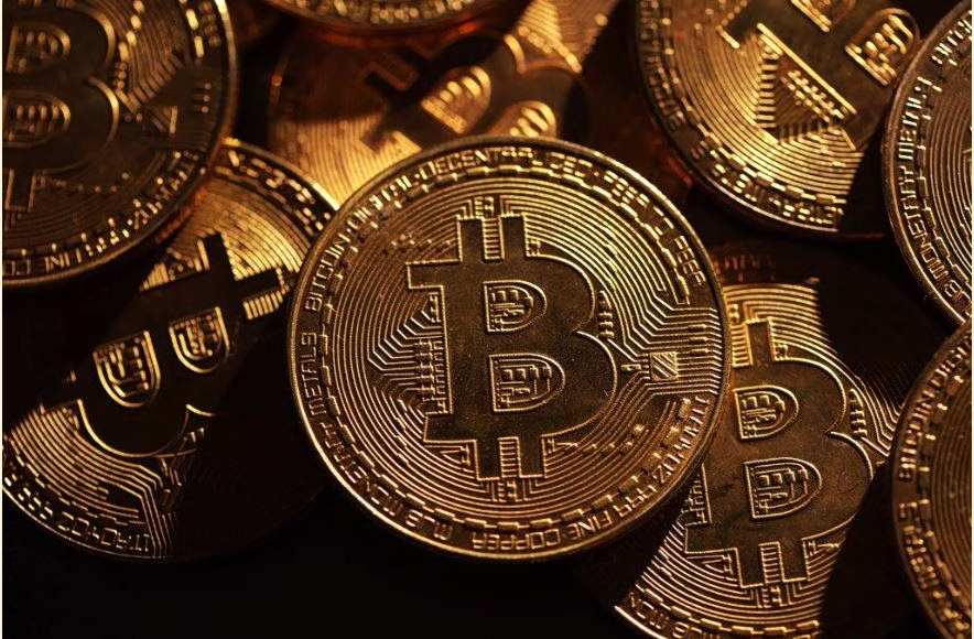 Bitcoin: Σκαρφάλωσε πάνω από 82.000 δολ΄.