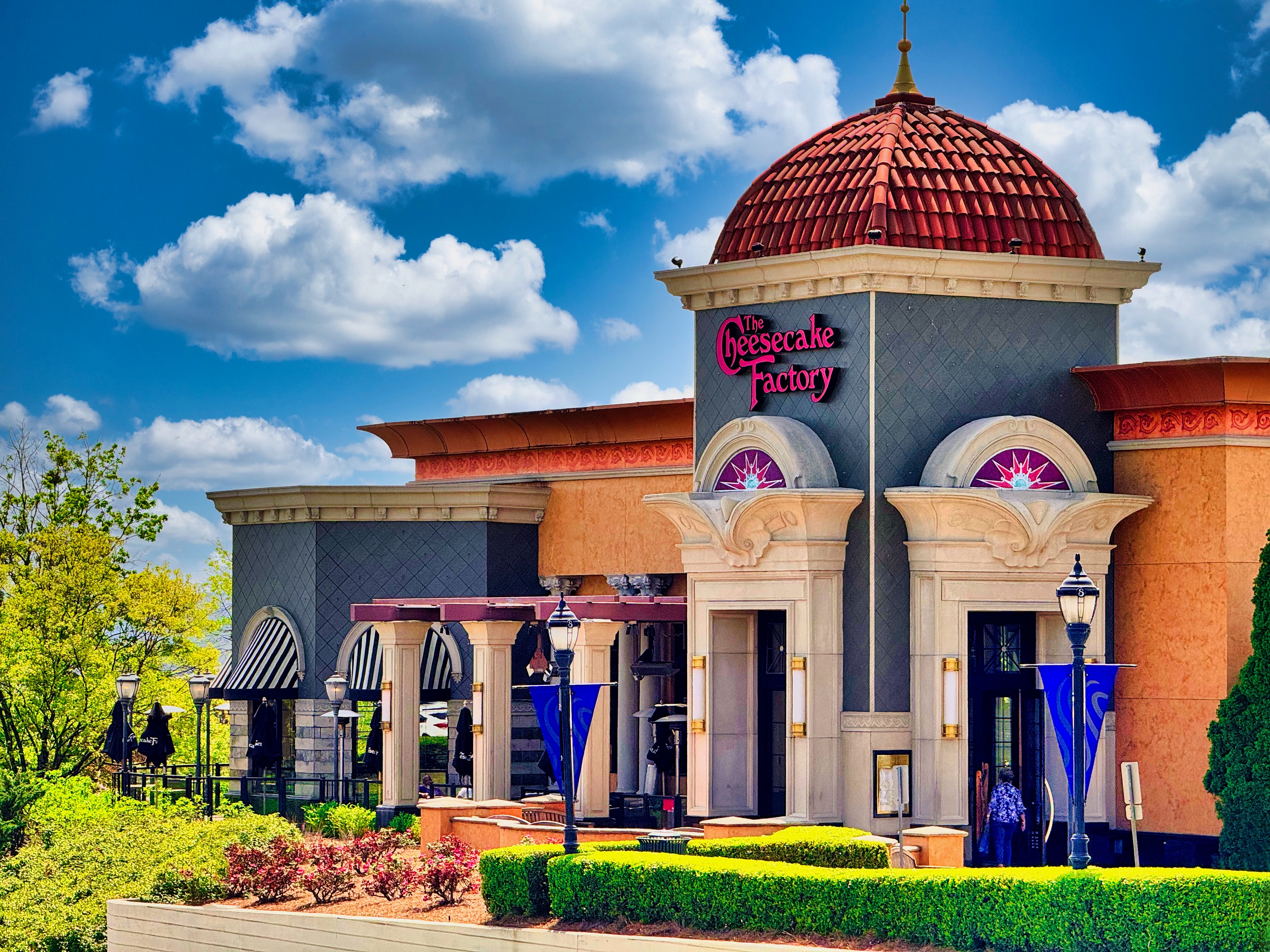Cheesecake Factory: Το αμερικανικό εστιατόριο της κιτς υπερβολής που έγινε εμπορικό φαινόμενο