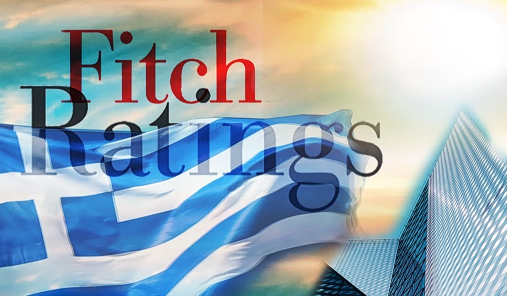 Fitch: Ισχυρή ανάπτυξη και ταχεία αποκλιμάκωση του χρέους στηρίζουν την αξιολόγηση της Ελλάδας