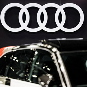 Audi: Κριτική στον CEO για το αντιδεοντολογικό «φάουλ» – Η εμφάνιση δίπλα στον Τραμπ και η νέα εποχή της VW