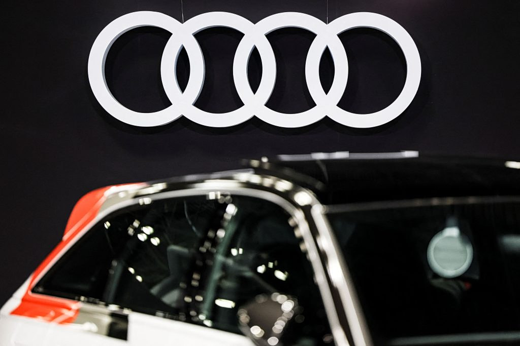 Audi: Κριτική στον CEO για το αντιδεοντολογικό «φάουλ» – Η εμφάνιση δίπλα στον Τραμπ και η νέα εποχή της VW