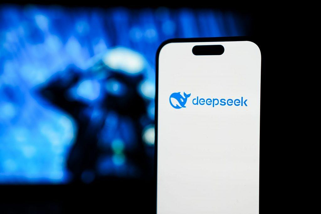 DeepSeek: Στα 14,9 δισ. αυξάνει τον γύρο χρηματοδότησης – Οι «μνηστήρες» και το στοίχημα της AGI