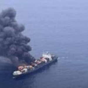 Ιράν: Πλήγμα και πυρκαγιά σε πλοίο νότια του νησιού Λαβάν