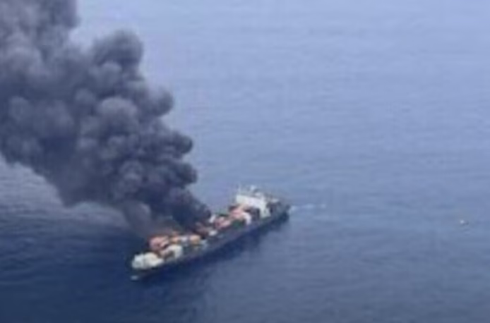 Ιράν: Πλήγμα και πυρκαγιά σε πλοίο νότια του νησιού Λαβάν