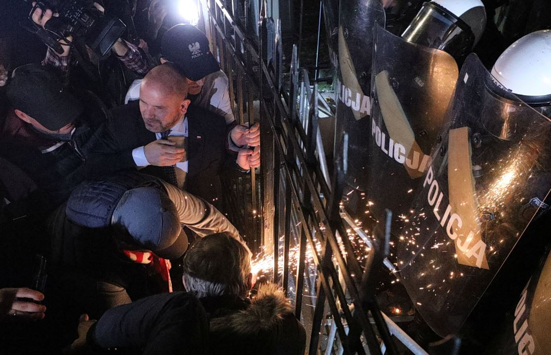 Πολωνία: Κλιμακώνεται η κόντρα Τουσκ – Ναβρότσκι