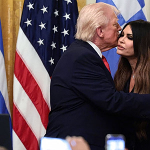 Ντόναλντ Τραμπ: Επιβεβαιώνει ότι εξετάζει απομάκρυνση της Κίμπερλι Γκιλφόιλ