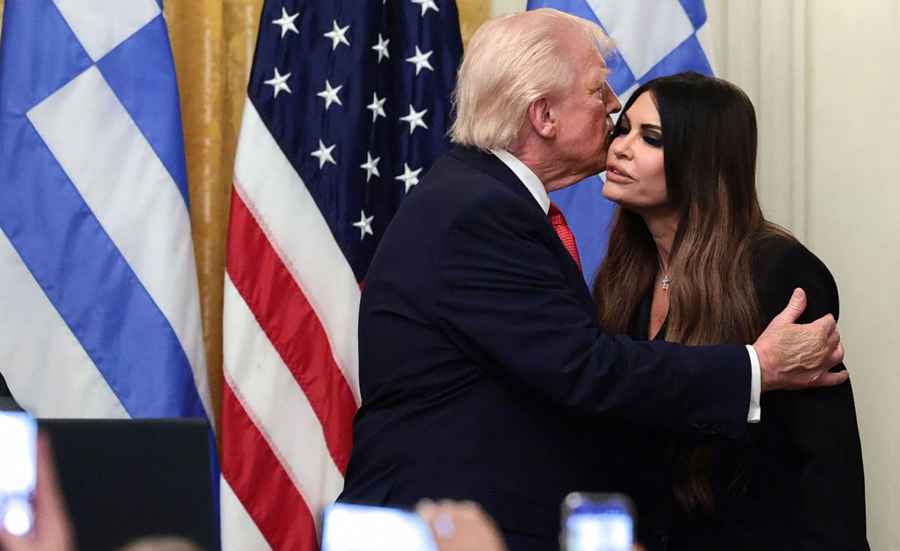 Ντόναλντ Τραμπ: Επιβεβαιώνει ότι εξετάζει απομάκρυνση της Κίμπερλι Γκιλφόιλ